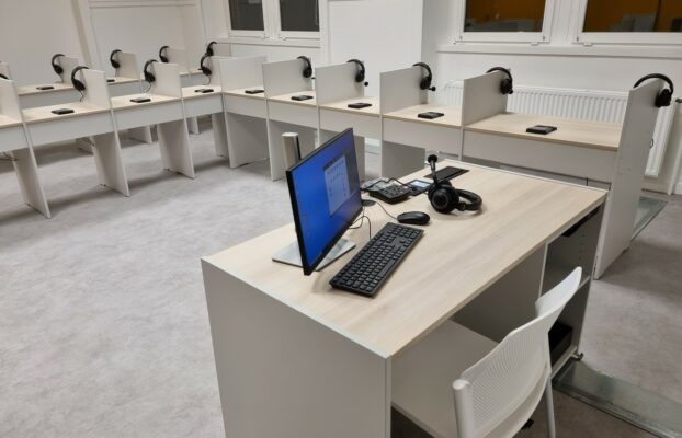 Protégez votre investissement pédagogique : pourquoi souscrire un contrat de maintenance pour vos laboratoires de langues SANAKO